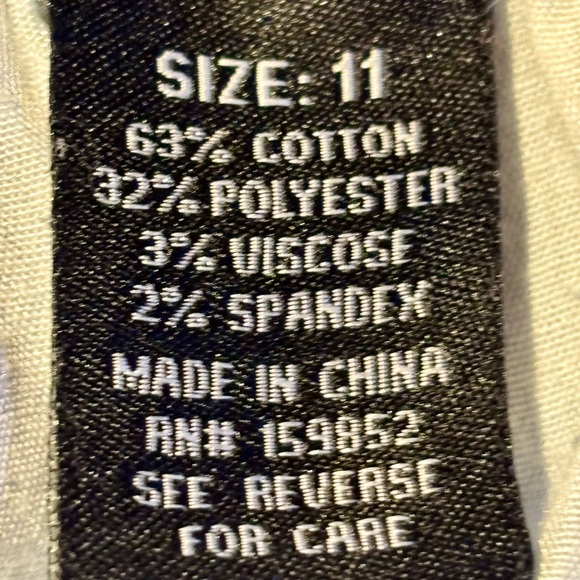 ⭐️Fire & Rain Y2K Style Light Wash Back Pockets Cross Rhinestone Accents Jeans⭐️ - Picture 7 of 9